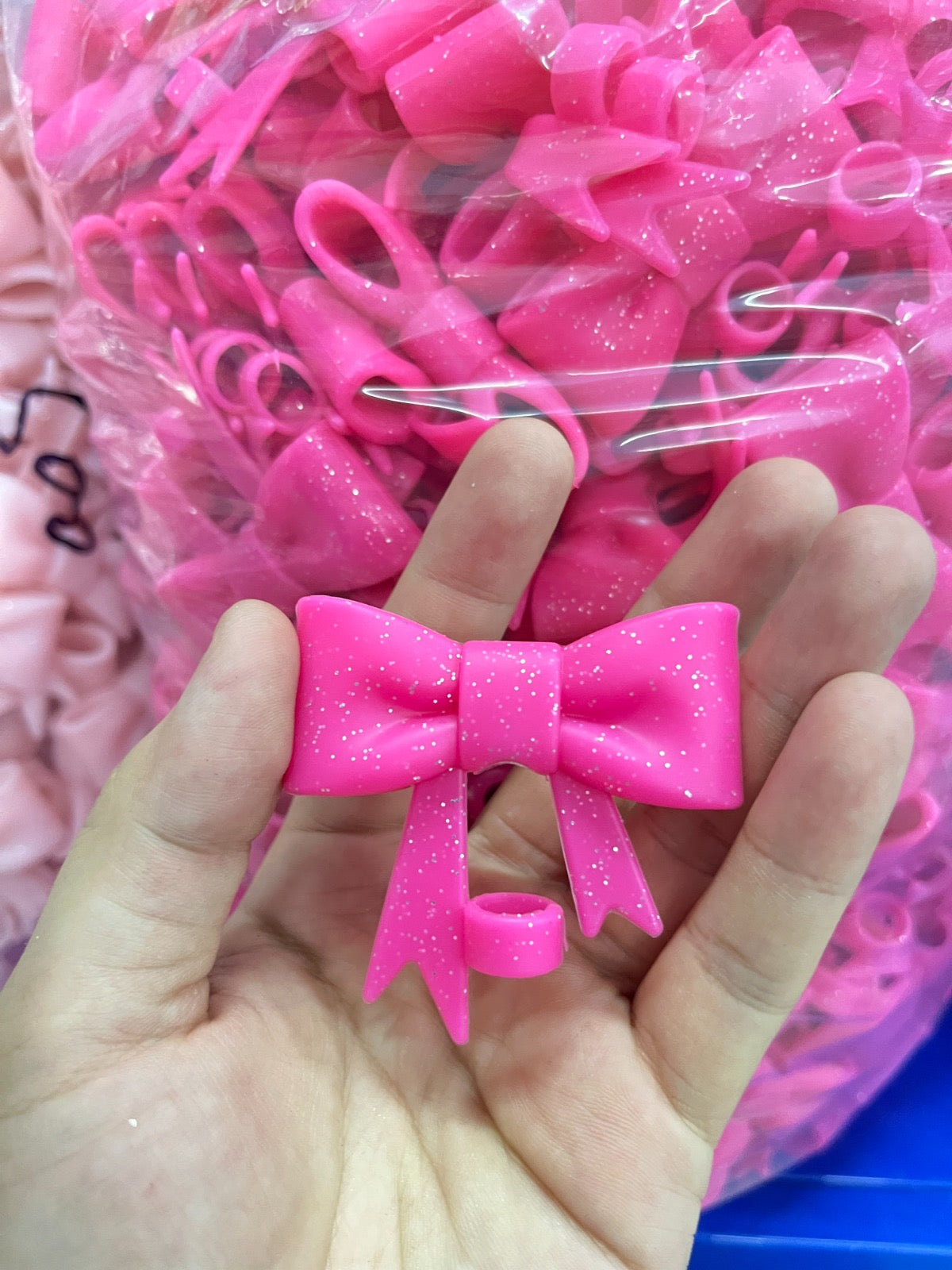 Glitter Silicone Bow Straw Topper for Stanley Cup,Fancy Decoration for 40oz & 30oz Tumbler Cup Accessories,Cute 3D Bow Silicone Straw Topper for Tumbler,Water Glasses